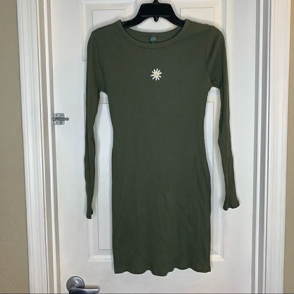 Wild Fable Olive Green Ribbed Dress Size Medium Daisy Accent